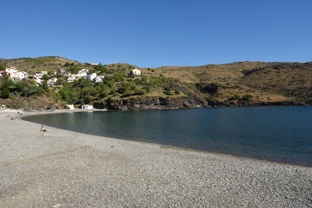 海滩上的 Portbou 村，布拉瓦海岸赫罗纳省