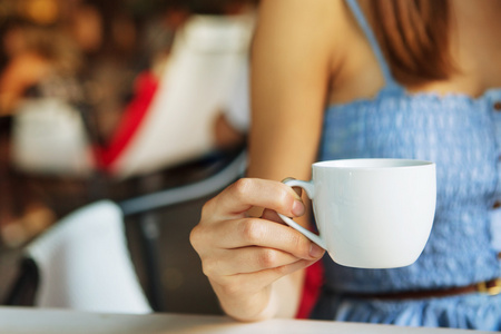 喝杯茶餐厅内的女人手里图片