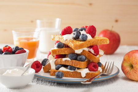 法国早餐有奶油和浆果的祝酒词