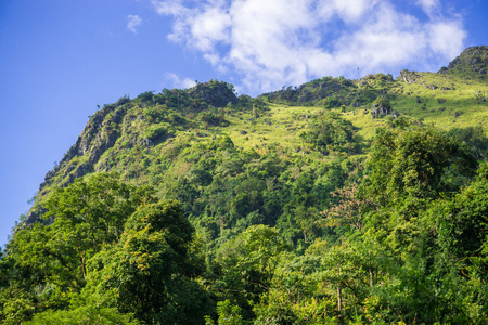 高半高山与蓝蓝的天空