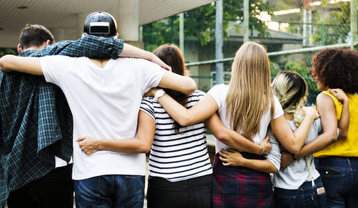 肩膀和步行周围拥抱双臂的朋友的背面视图照片