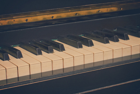 老式钢琴键盘