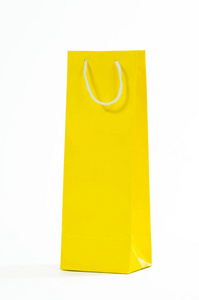 黄色的纸袋，在白色背景上孤立