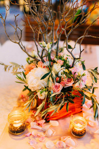 在乡村风格的婚礼桌子上的花组成。婚礼装饰用自己的双手