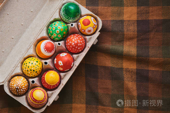 画鸡蛋与图案在纸板盒桌布复活节假期概念