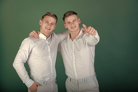 手指友谊家庭, 兄弟情谊和友谊的概念.二兄弟微笑和指向手指照片