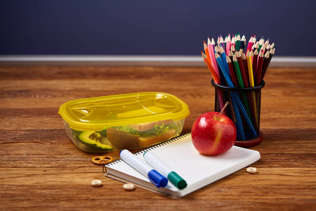 学校午餐休息的概念与健康的午餐盒和学校用品在木桌上, 选择性重点