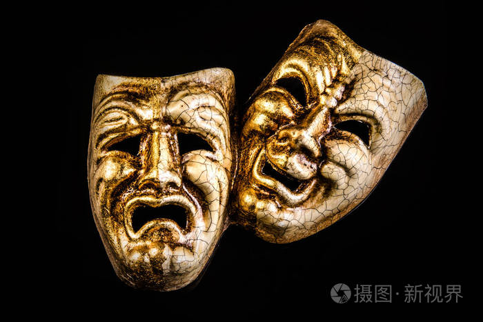 黑色背景下的两个面具微笑和悲伤