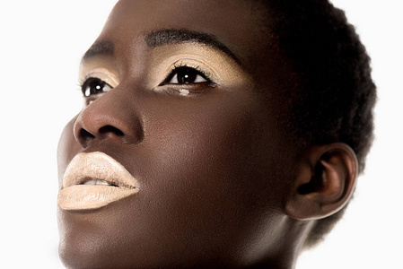 特写肖像美丽的感官非洲裔美国女孩与白色的嘴唇看着远离孤立的白色