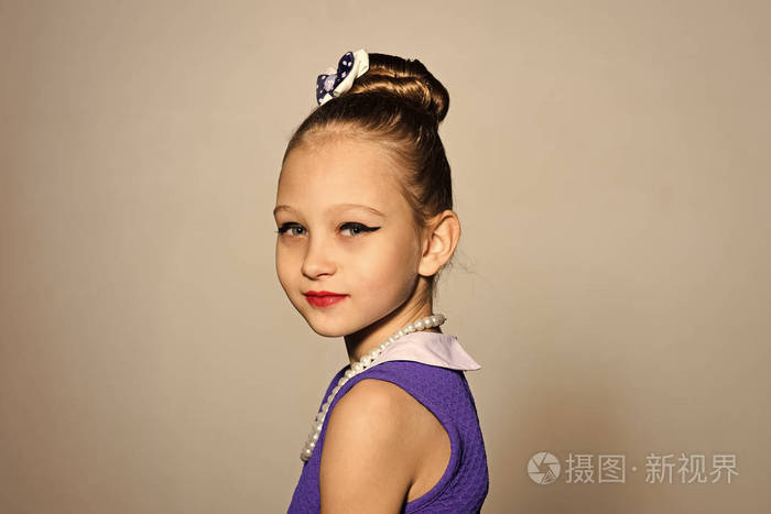 时装模特美女复古发型美发师化妆别针儿童女孩在时尚魅力优雅的礼服