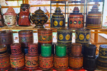 缅甸茵莱湖湖 (indein) 村的市场摊位上有彩色图案的缅甸传统漆器件