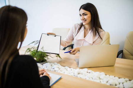 有一对一的商务会谈,办公室里的两个专业女企业家照片