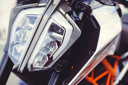 现代摩托车车灯, 特写在前面