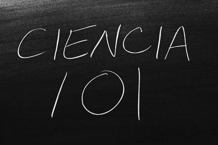 单词 Ciencia 101 在粉笔黑板上。翻译 科学101