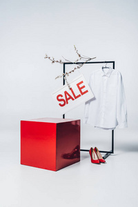 红色立方体, 高跟鞋, 衣架上的衬衫和销售标志, 夏季销售理念