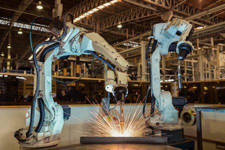 车队机器人是汽车制造厂的焊接装配部件照片