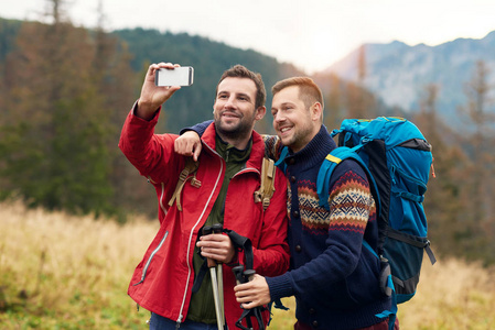 男人的同时自拍照在旷野徒步旅行