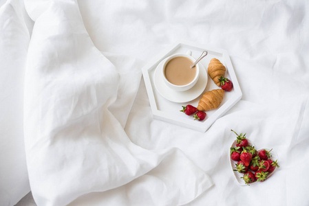 清晨早餐在床, 咖啡和牛角面包与 strawb