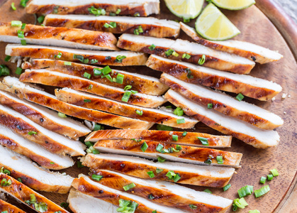 在石灰酱烤鸡肉片照片