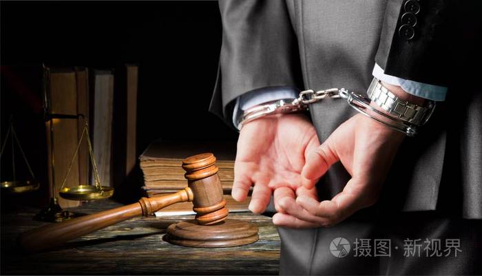 戴着手铐在他背后的男人