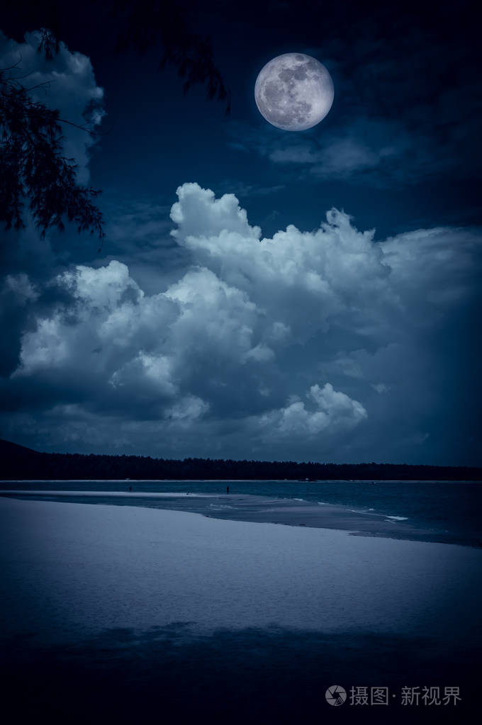 宁静自然背景, 夜间户外.用我自己的相机拍摄的月亮