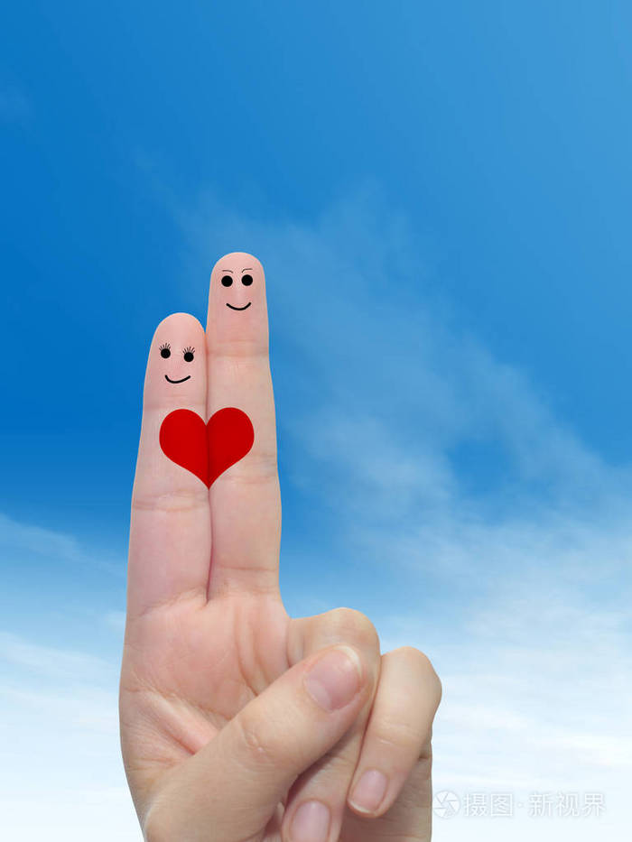 手指画着的心和笑脸的人脸