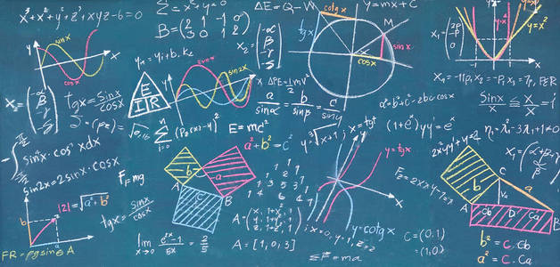 工程师在黑板上画画的物理和数学科学照片