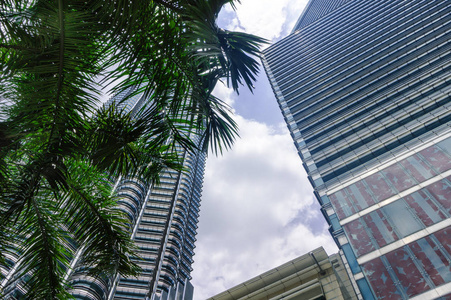 摩天大楼与反射。马来西亚吉隆坡市中心商业区商务中心