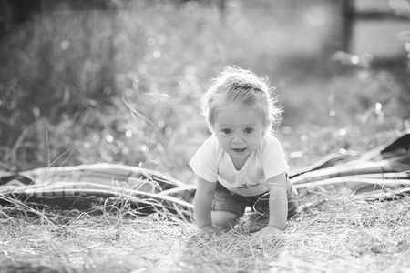 小女孩爬在草坪上