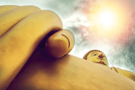 金色大佛雕像有阳光在天空背景下, 泰国