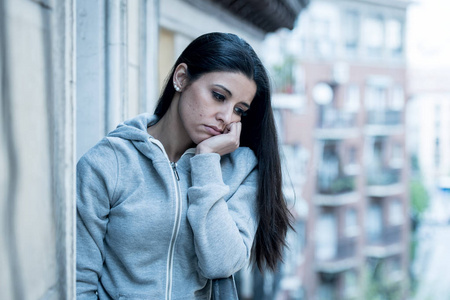 危机,抑郁与心理健康概念美丽的拉丁忧郁孤独的女人凝视着窗外的忧伤