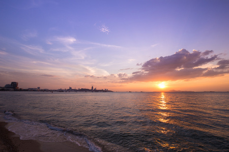 美丽的日落，从芭堤雅海滩