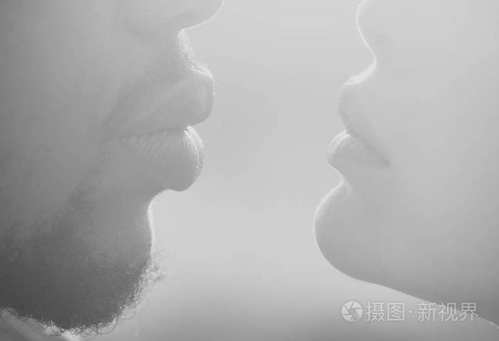 女人和非洲男人撅起嘴唇亲吻爱情侣秘密幻想