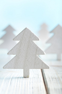 木制和蓝色背景上的圣诞树