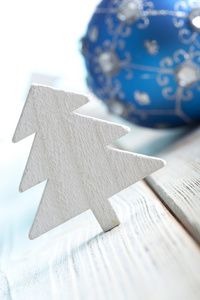 圣诞挂件和木制背景上的树