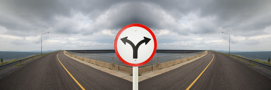 十字路口混乱与两路十字路口裂果叉路口标志照片