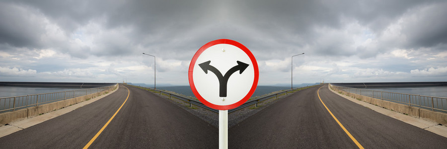 十字路口混乱与两路十字路口裂果叉路口标志照片