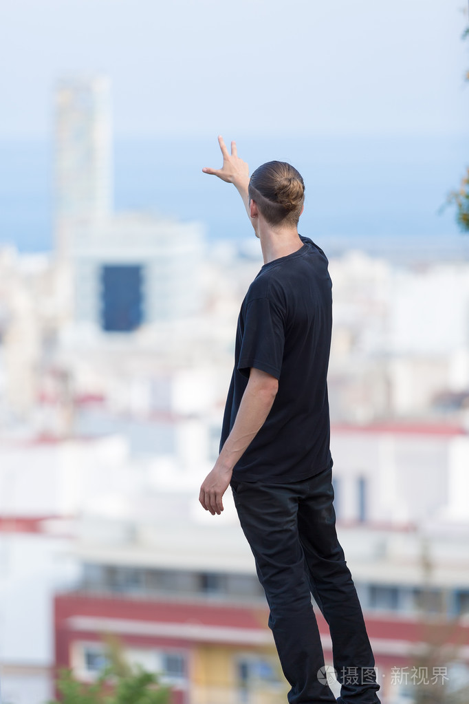 后视图的年轻时髦推开他的手