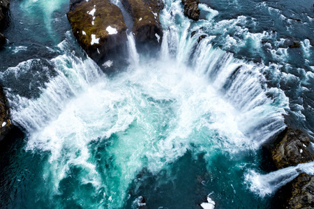 著名的 Godafoss 瀑布，岛屿北部