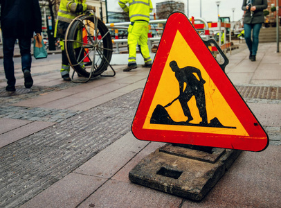 道路工程在城市街道上签名