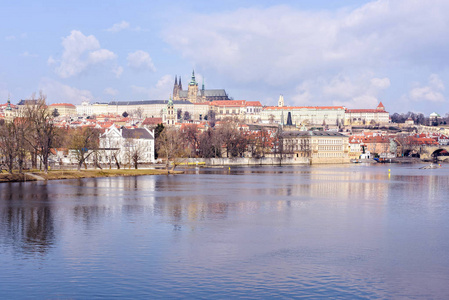 布拉格城堡, 圣尼古拉斯教堂和城市在晴朗的一天。反映在水上的建筑物。负拷贝空间, 文本位置。捷克共和国