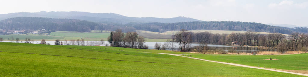 Panoramtic 视图到池塘 Kvitkovicky, 捷克风景