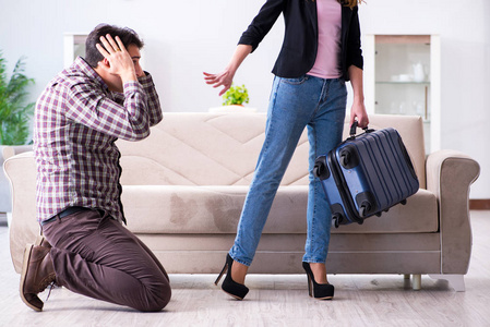 年轻的家庭,在破碎的关系概念照片