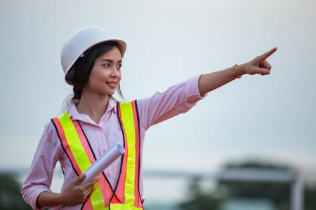 微笑女工业工程师图片