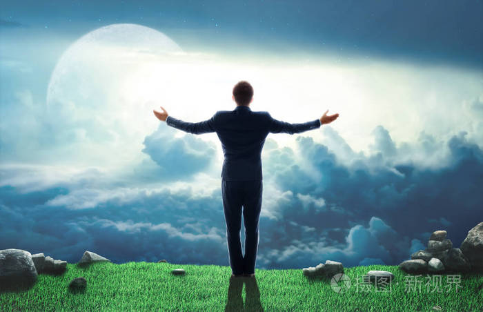 站在举起双手的男人