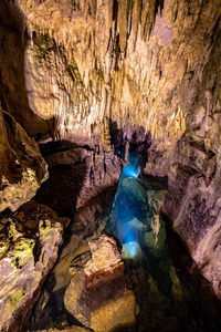 成千上万年的矿物形成在洞穴天花板被称为