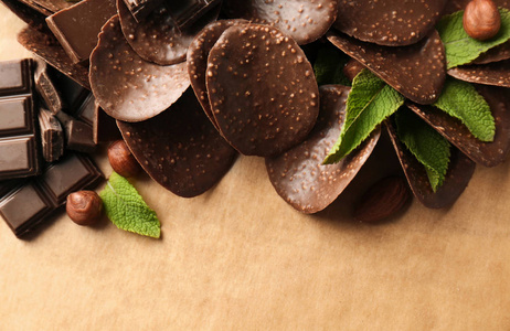 巧克力和薄荷叶羊皮纸背景图片