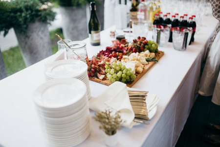美丽的婚礼日桌集, 饮料和小吃在桌上