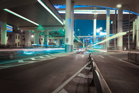 城市道路立交高架桥的夜景图片