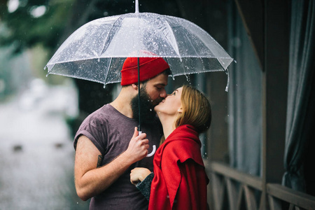 男孩和女孩接吻撑一把伞